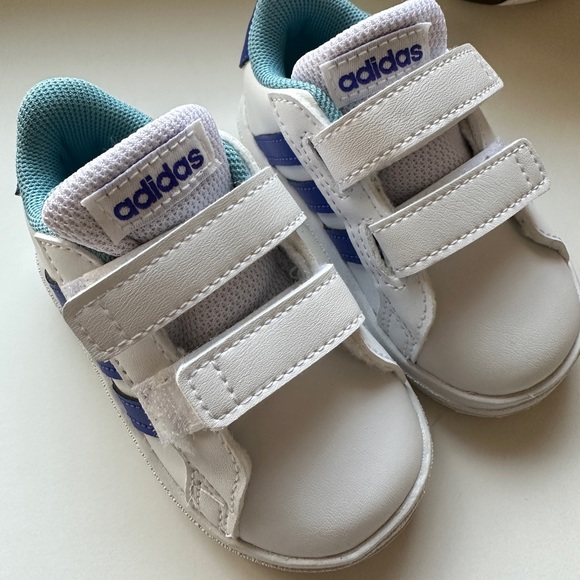 Adidas sneakers size 4 - Picture 3 of 6